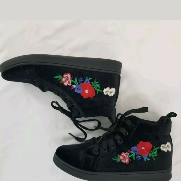 Rue21 Shoes - 🤑$10.00 Sale Ect Black embroidery boot size 6/7